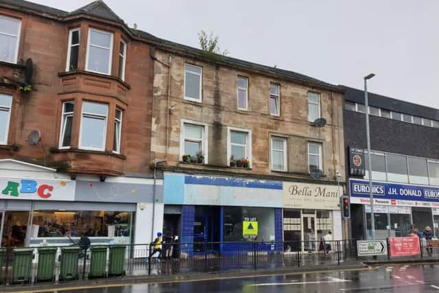 This first floor studio flat is located in the centre of Kilmarnock and on sale with a guide price of GBP5,000.