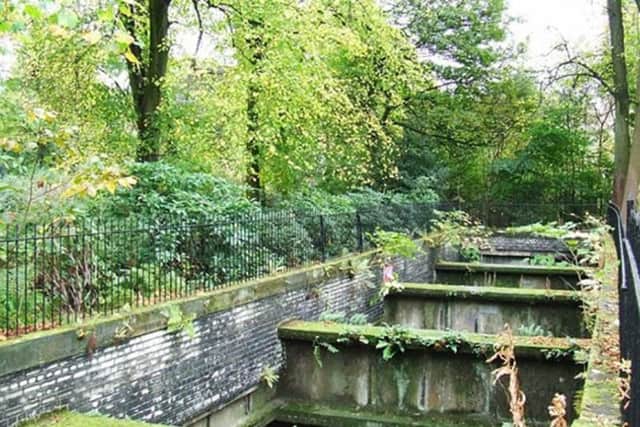 Built during the heyday of Victorian rail travel, the Botanic Gardens station was opened in 1896. The stations main buildings were on ground level, and platforms underground. It closed due to financial struggles of WW1.