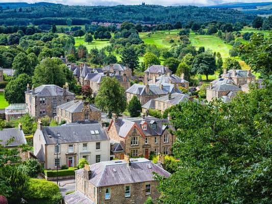 Average monthly rent: 696 GBP