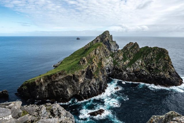 Dun is a one-mile long island just off Hirta with the two once connected by a natural archway. Today, the Straits of Dun separate them.