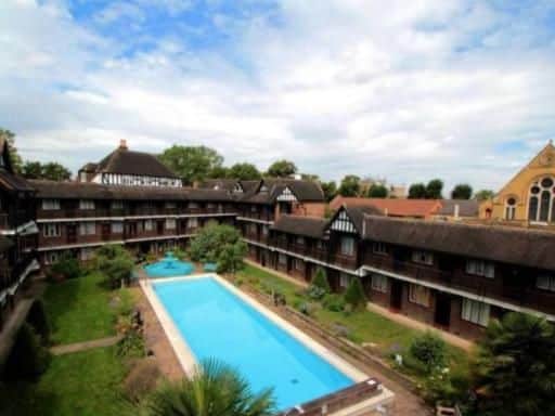 This delightful studio apartment boasts access to a residents' only swimming pool. communal grounds and a resident porter. Wonderfully decorated, the flat features a good sized studio room and modern kitchen. 900 pcm