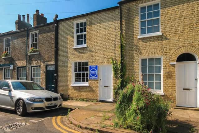 This one bed house is located at the heart of central Cambridge. Spacious and well designed, this property features a living room area, kitchen and bedroom with an en-suite shower room. 950 pcm