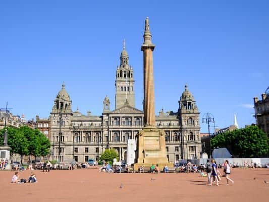 Making Scotland proud with its friendly attitude towards strangers and tourists, Glasgow has a warm and welcoming community, and its lively buzz makes a popular destination for city breaks